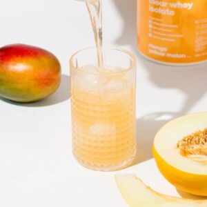 Vilgain clear whey isolate mango sárgadinnye pohárba töltve
