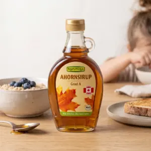 Rapunzel bio juharszirup egy reggelizőasztalon