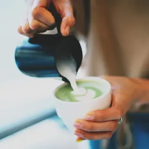 Matcha latte bögrében